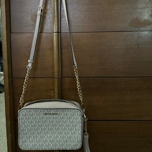JET SET MEDIUM LOGO CROSSBODY BAG in Vanilla.